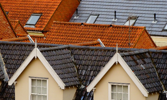 Dachówki ceramiczne, czyli sposób na dobre pokrycie dachu