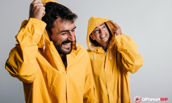 Odzież przeciwdeszczowa – jakie płaszcze odpowiednie na deszcz poleca sklep i hurtownia Optimum BHP?