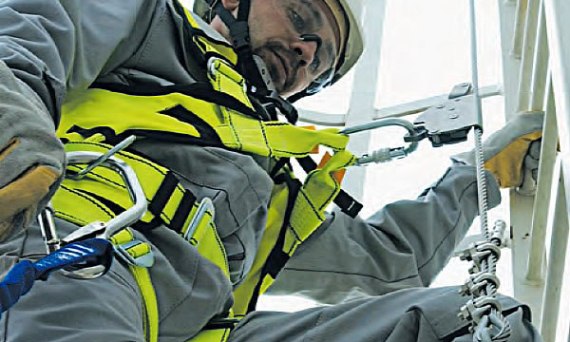 Praca na wysokości - stosuj szelki bezpieczeństwa  i inny sprzęt aby uniknąć upadku